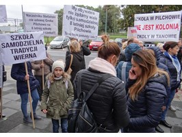 Mieszkańców Pilchowa boje o szkołę. Po blokadzie pikieta przed urzędem gminy
