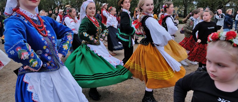 Folklor w hali dworcowej i na ulicach. To była akcja - "Wytnij hołubca"