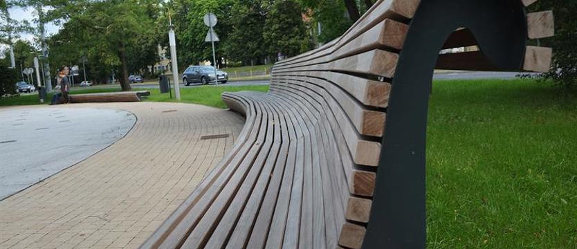 Ławki, które mają łączyć, a nie dzielić
