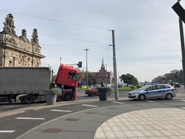 Awaria ciężarówki przy pl. Hołdu Pruskiego. Korki w centrum