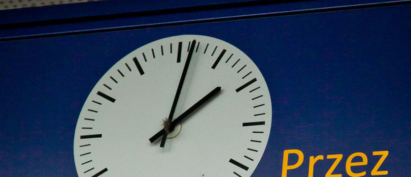 Zmiana czasu  w nocnej komunikacji i na kolei