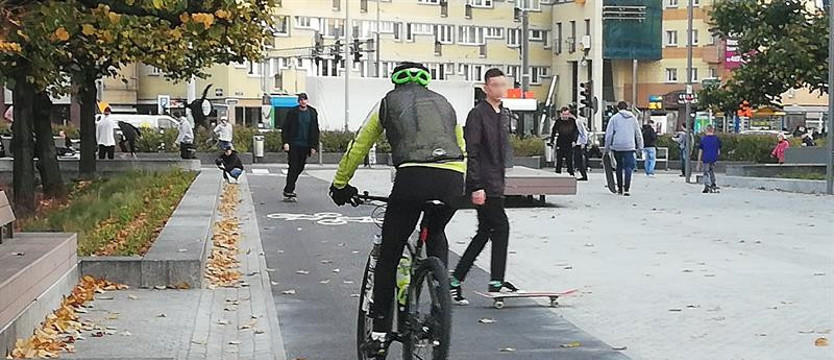 Jeżdżą, nie patrząc na przechodniów. Plac opanowali deskorolkarze
