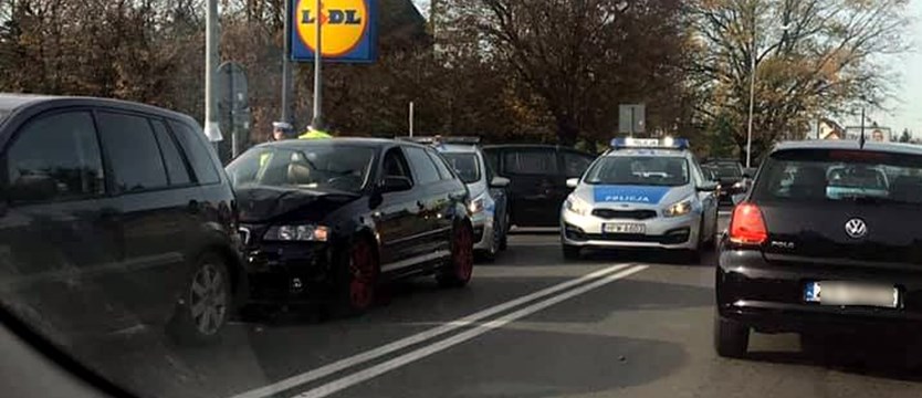 Zderzenie samochodów na Weleckiej w Mierzynie