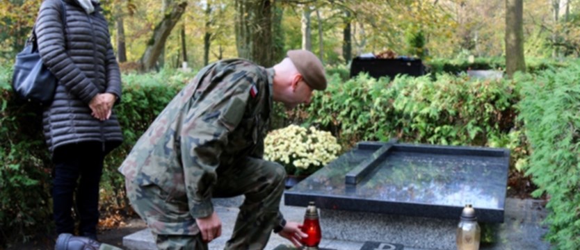 Terytorialsi na grobach żołnierzy Armii Krajowej