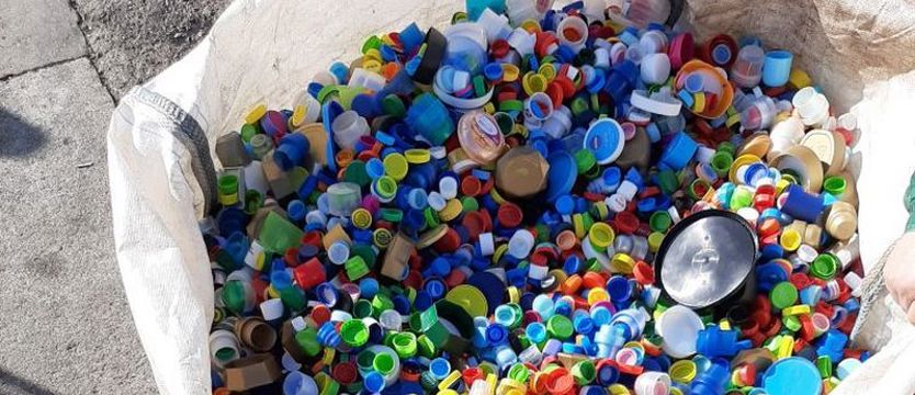 Ponad 940 kilogramów plastikowych nakrętek na szczytny cel