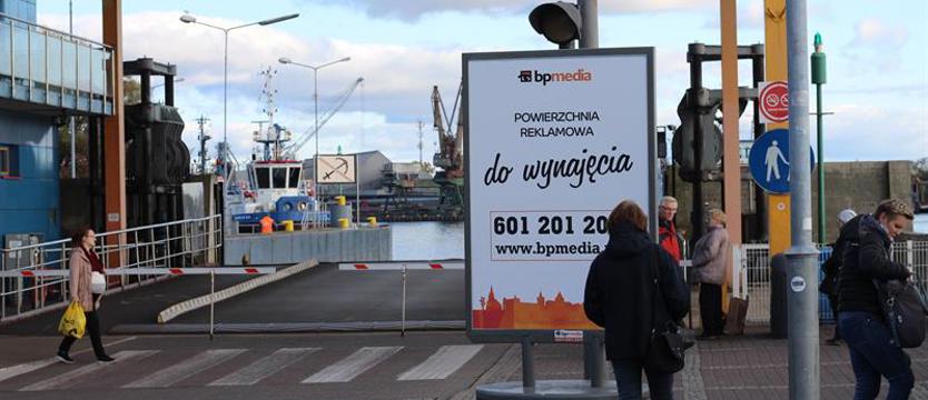 Betonowy klocek podzielił mieszkańców. Kontrowersyjna reklama