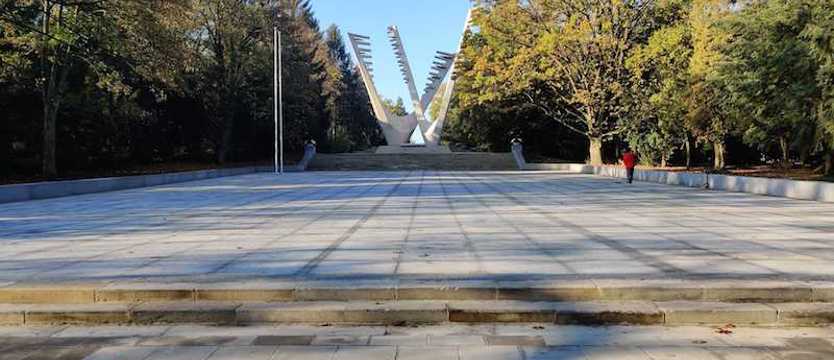 Plac defiladowy na Cmentarzu Centralnym jak nowy