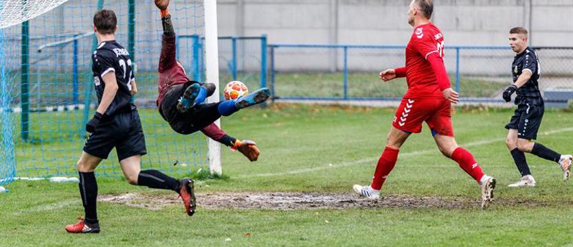 Piłka nożna. Jeziorak goni lidera