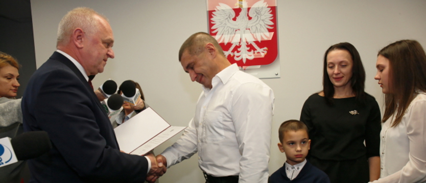 Bohater, który ratował ludzi po wypadku na A6, z polskim obywatelstwem