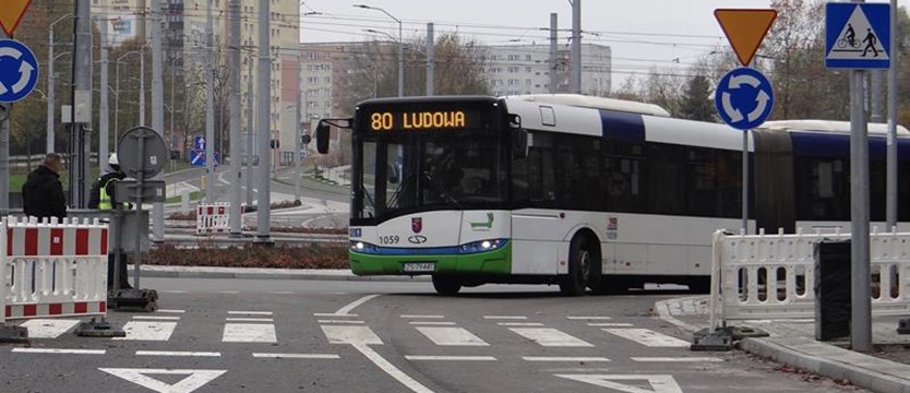 Autobusy linii 80 starą trasą przez Arkońską. Na rondzie bez zmian