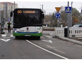 Autobusy linii 80 starą trasą przez Arkońską. Na rondzie bez zmian