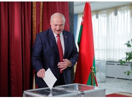 Białoruś: koncerty, bufety i promocje w lokalach wyborczych