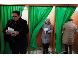 Białoruś: koncerty, bufety i promocje w lokalach wyborczych