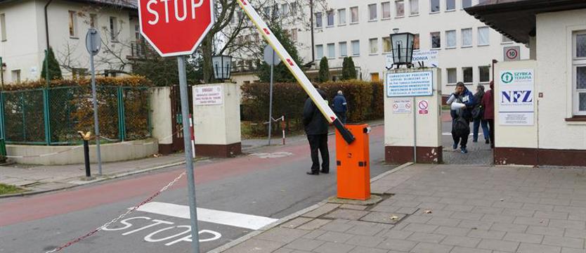 Podaj numer telefonu ochroniarzowi, to podniesie szlaban