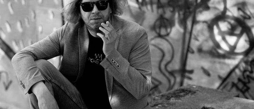 Wojtyła promuje „Pod czerwień”