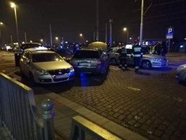 Ścigany przez policję wjechał w samochody