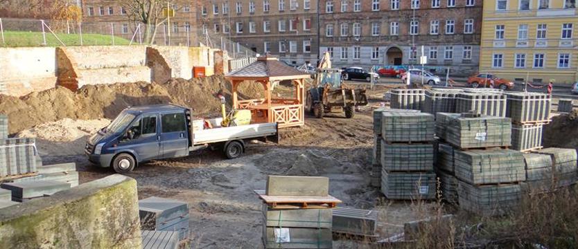 Parcele na skwerek z parkingiem