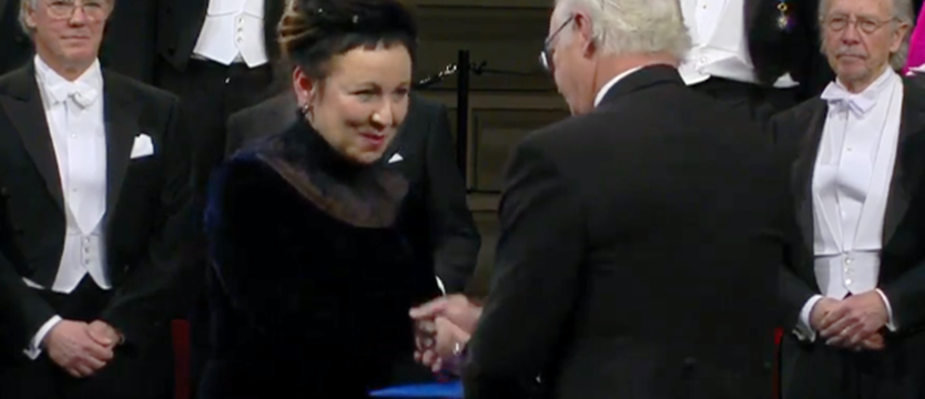 Olga Tokarczuk odebrała dyplom i medal noblowski z rąk króla Karola XVI Gustawa