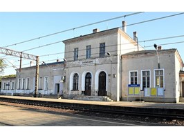 Dworzec w Choszcznie. Wiata i kasa „zewnętrzna” zamiast poczekalni