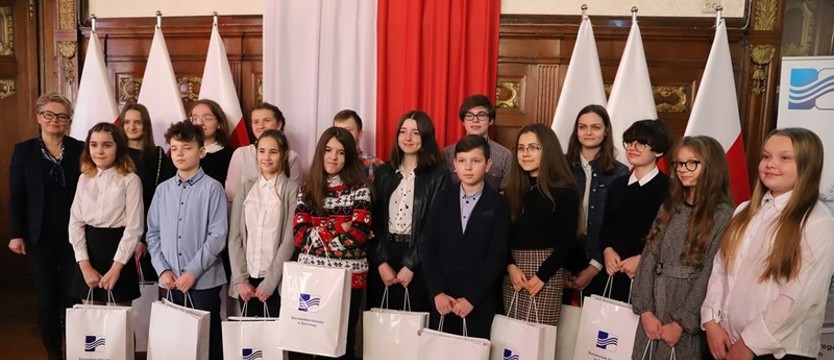 Kurator oświaty nagrodziła uczniów