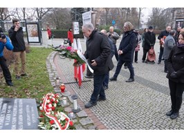 Radni PiS złożyli kwiaty pod tablicą ofiar komunizmu