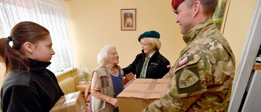 Wolontariusze przekazali dary dla kombatantów