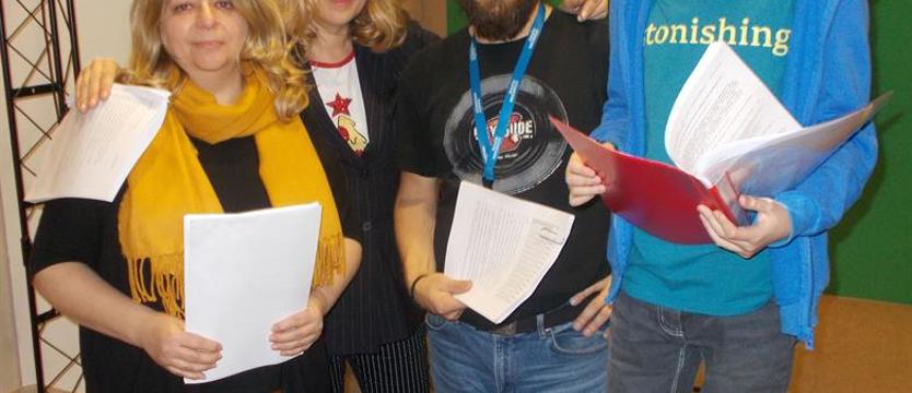 Posłuchaj w Wigilię i święta! Słuchowisko Barbary Stenki pt. „Kochani”