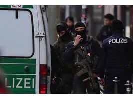 Strzały przy Checkpoint Charlie w Berlinie. Policja przeszukuje okolicę