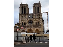 Symboliczna Notre Dame z lodu
