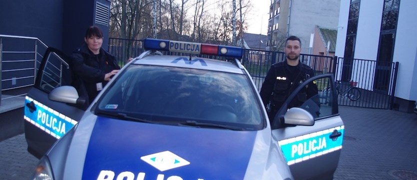 Policjanci z Wałcza uratowali rannego psa