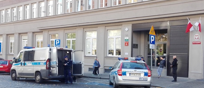 Oskarżony czeka na proces. Przyszedł podpalić sąd