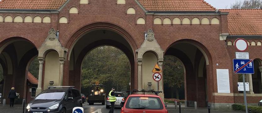 Kondukt zatrzymany u cmentarnej bramy