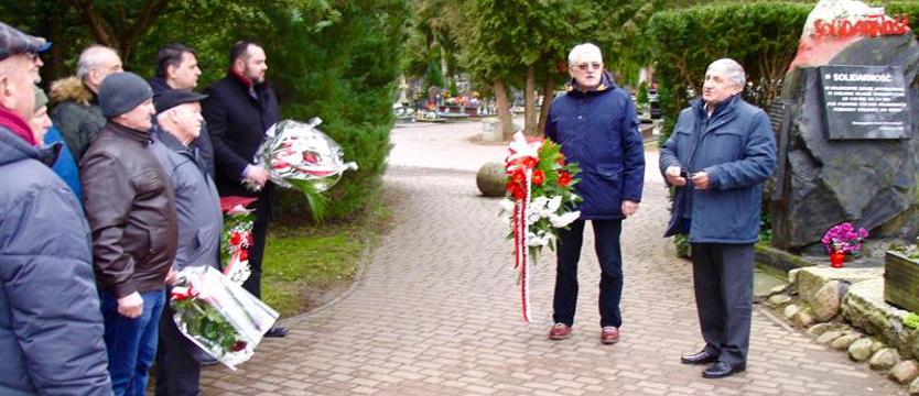 Przy pomniku z własnych składek. Chełminiacy pamiętają