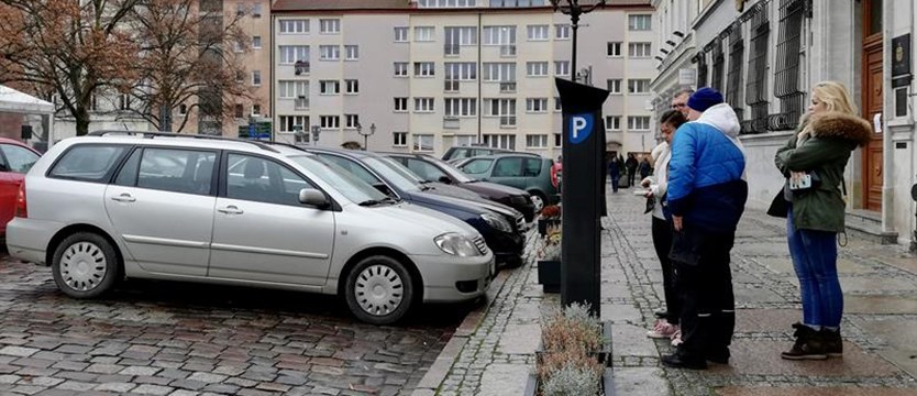 Kosztowna nauka parkowania na pl. Orła Białego
