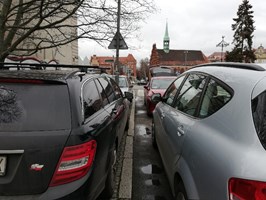 Kosztowna nauka parkowania na pl. Orła Białego