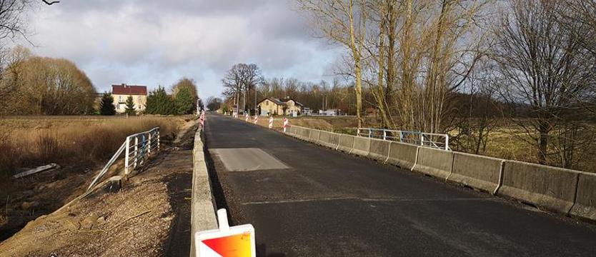 Wykonawca na trasie Trzebiatów – Płoty pracuje powoli, ale terminu dotrzyma