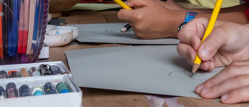 Trwa zbiórka materiałów plastycznych dla szpitalnych szkoł