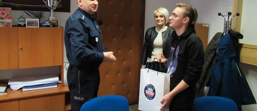 Piętnastolatek znalazł wypchany portfel i oddał go policji