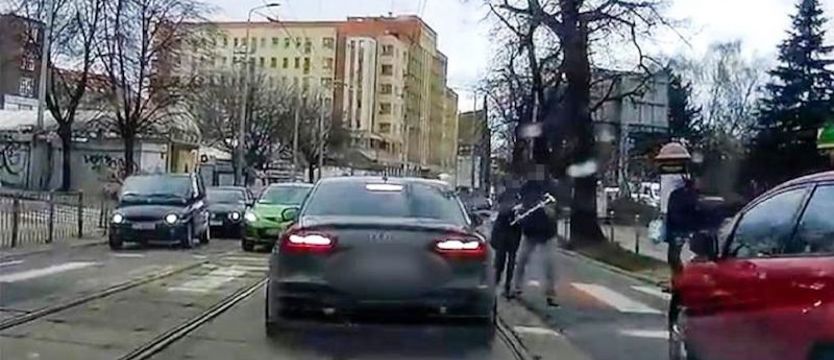 Wyprzedzał samochody przepuszczające pieszych. Teraz odpowie przed sądem