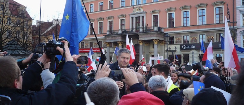 Sąd uchylił wyrok ws. naruszenia przez Władysława Frasyniuka nietykalności policjantów
