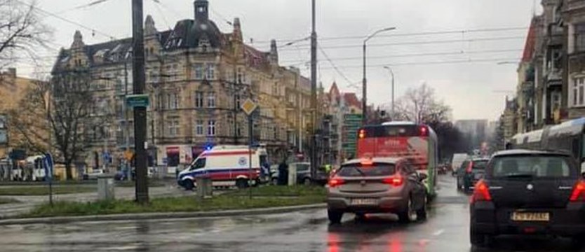 Bus przewrócił się na Tczewskiej. Cztery osoby w szpitalu
