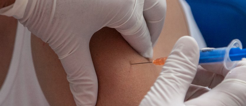 Testy kliniczne szczepionki na koronawirusa. Można zarobić tysiące funtów