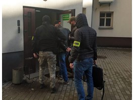 Szczecińscy policjanci zatrzymali mężczyznę, który pokazywał pornografię małoletnim