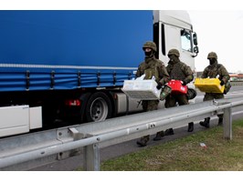 „Błękitna Brygada” dostarcza żywność i wodę ludziom, którzy utknęli na granicy
