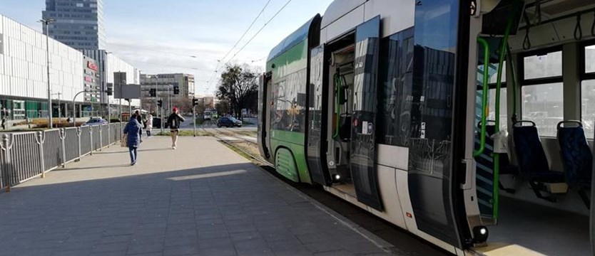 Tramwaje i autobusy w Szczecinie kursują jak w dni powszednie, ale...