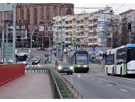 Tramwaje i autobusy w Szczecinie kursują jak w dni powszednie, ale...