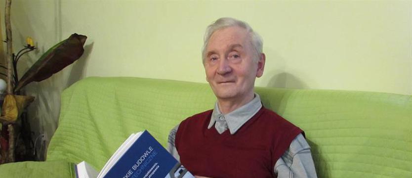 Morskim budownictwem zajmuje się od 54 lat. Hydrotechnik i szaradzista