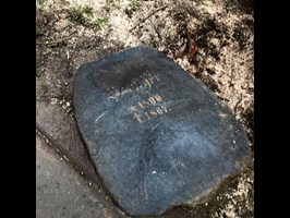 Odnaleźli zabytkowy czarny nagrobek w parku Żeromskiego