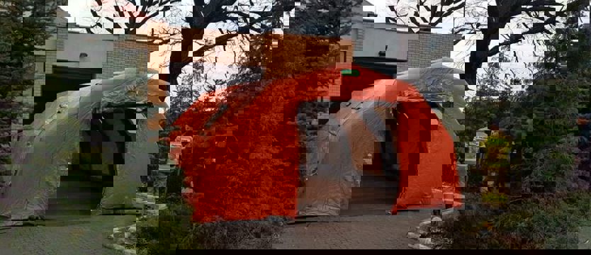 Namioty stanęły przed szpitalami w całym województwie