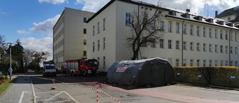 Straż pożarna rozstawiła namioty. Hotel dał pokoje dla lekarzy